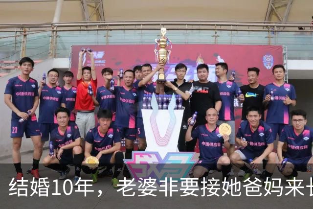 结婚10年，老婆非要接她爸妈来长住，我懒得跟她吵，每天下班就回我妈家吃饭，半年后她在饭桌上看着我，突然就哭了